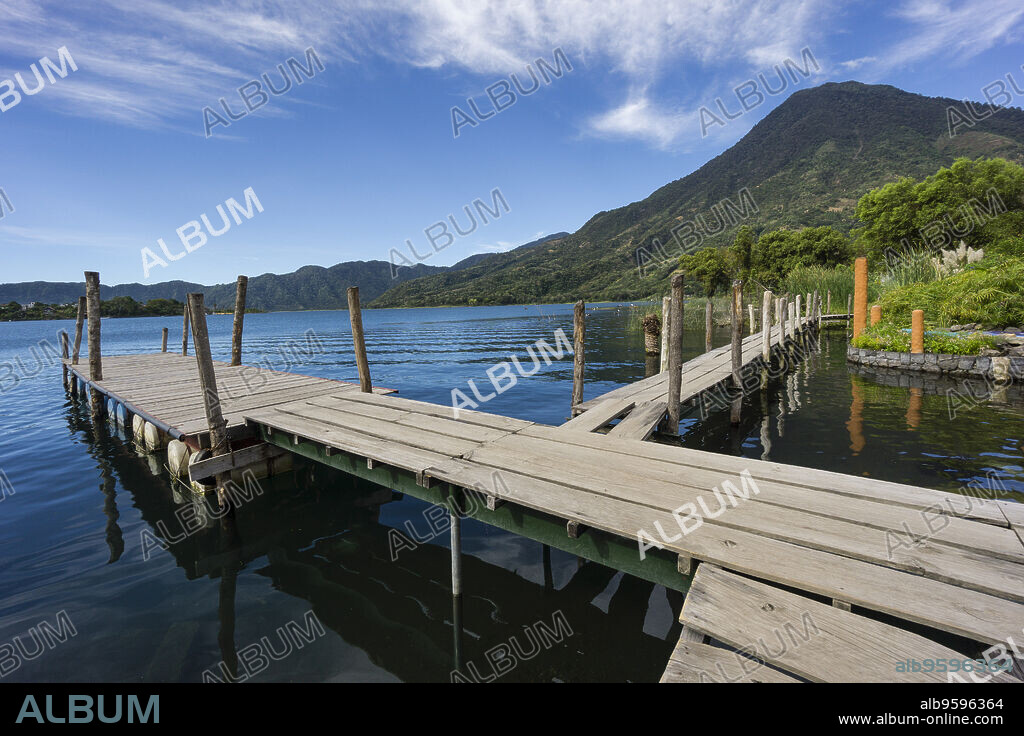 embarcadero frente al volcán San Pedro, suroeste de la caldera del lago de Atitlán , Santiago Atitlán. Tiene una altitud de 3.020,Guatemala, Central America.