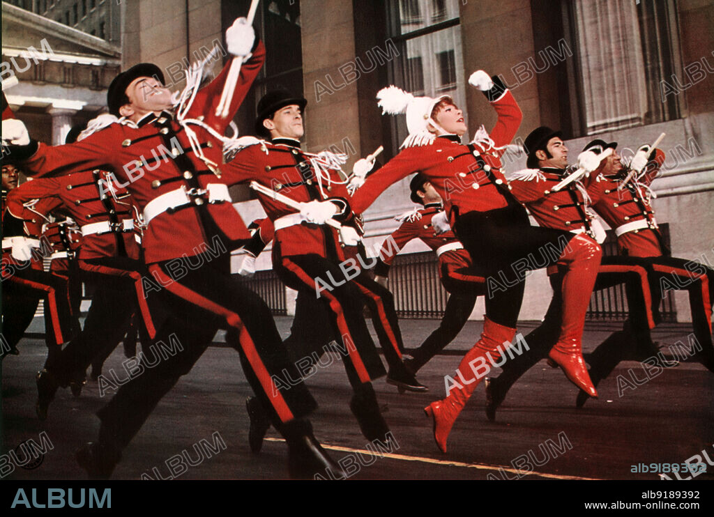 SHIRLEY MACLAINE en NOCHES EN LA CIUDAD, 1969 (SWEET CHARITY), dirigida por BOB FOSSE. Copyright UNIVERSAL PICTURES.