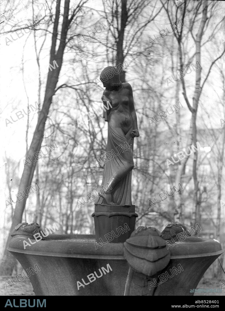 Göteborg 1934-11-19 - Statyn Sjörån - Sjö-rån - Sjörå - Sjö-rå - Flickan med sjötrollen som står på Floras kulle i Kungsparken *** Local Caption *** GT Låda Krep 2011-02. KAMERAREPORTAGE.