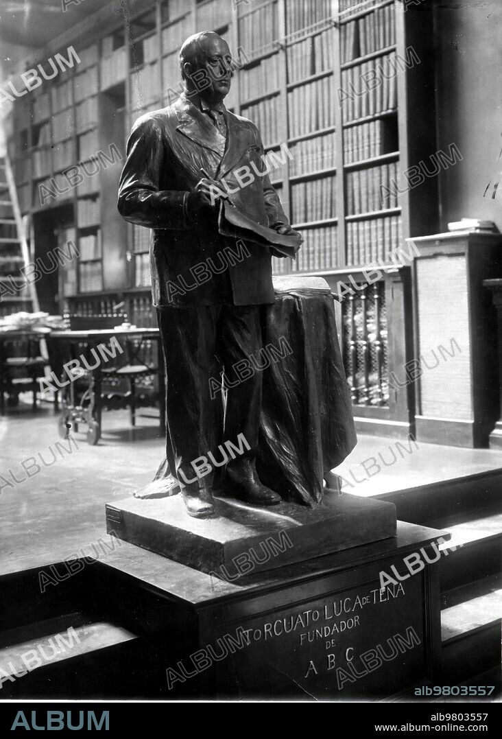 1945. Efigie del fundador de Abc, don Torcuato Luca de tena Álvarez Ossorio, Realizada por el ilustre artista don Mariano Benlliure, y que Preside la redacción del diario Abc.