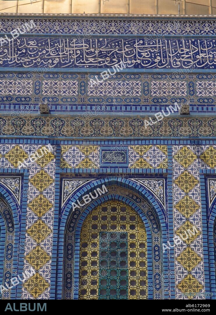 PANELES DE AZULEJOS EN LA PARED EXTERIOR REALIZADOS EN EL S XVI- VENTANA CON CELOSIA - FOTO AÑOS 90.