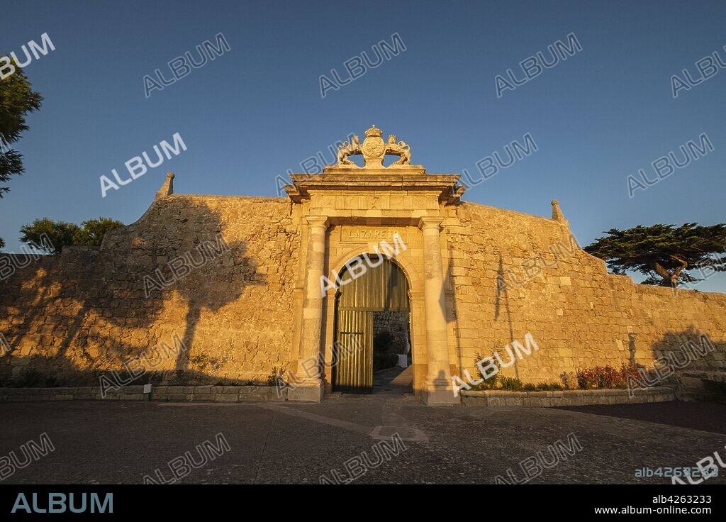 Puerta de los Leones, Entrada Principal de la isla del Lazareto, antiguo hospital militar, Illa del Llatzeret, interior del puerto de Mahón, Menorca, balearic islands, Spain.