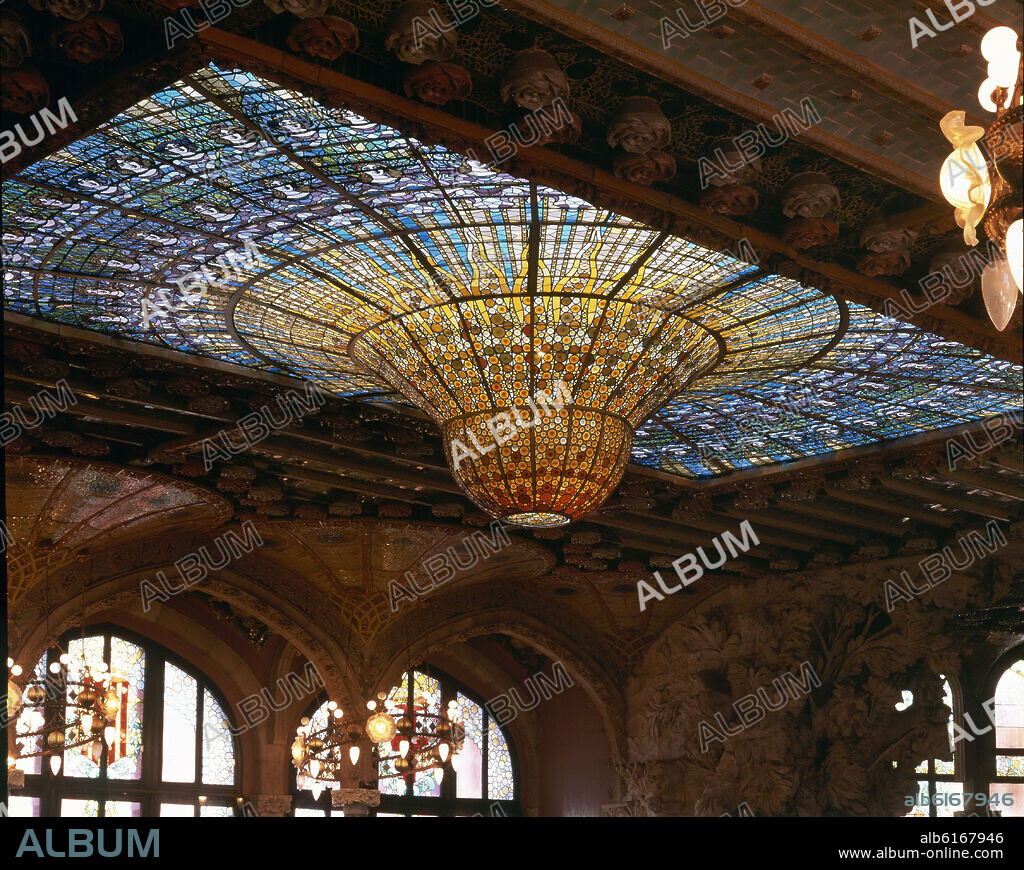LLUÍS DOMÈNECH I MONTANER. CLARABOYA DEL TECHO DECORADA CON VIDRIERA DE COLORES- VIDRIERA MODERNISTA.