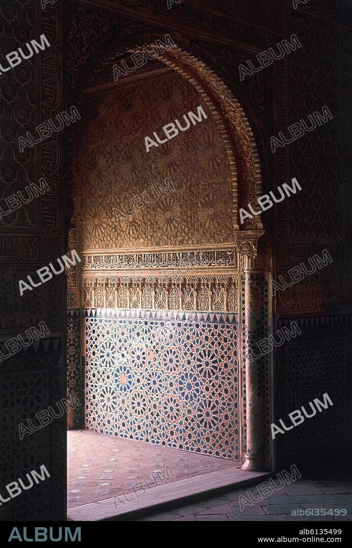 ARCO DE ACCESO A LA SALA- YESERIA Y ZOCALO DE CERAMICA DE LACERIA- S XIV ARQUITECTURA NAZARI.