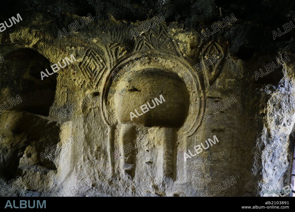 CUEVA DE SIETE ALTARES, ANTIGUA ERMITA O SANTUARIO DE EREMITAS VISIGODOS (S. VII), CON RESTOS DE PINTURAS RUPESTRES. PROYECTO SIGAREP II.