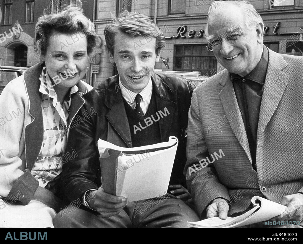 Stockholm 1964-05-27. Leif Ahrle snart 22, turnerar med mamma Birgit (Rosengren) och pappa Elof i sommar. Han är det nyaste teaterskottet på familjeträdet.. Pjäsen heter Papporni mängd" eller Man skall sporta på söndagarna om man vill ha vackra barn"Det är en familjekomedi. Leif spelar son i huset. precis som i verkligheten. Den 4 juni har familjen premiät i Växjö.. Foto: Jan Holmlund / Expressen / TT / Kod: 18. ** AFTONBLADET OUT **.