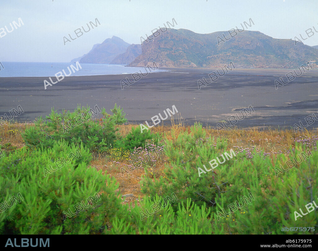 BAHIA DE PORTMAN- PLAYA CONTAMINADA POR RESIDUOS TOXICOS DE LAS MINAS - FOTO AÑOS 90.