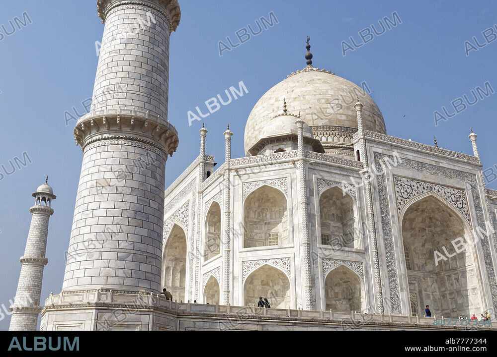 Le Taj Mahal, " le palais de la couronne ", est un mausolée de marbre blanc construit par l'empereur moghol musulman Shâh Jahân en mémoire de son épouse Arjumand Bânu Begam. Agra. Uttar Pradesh. Inde.