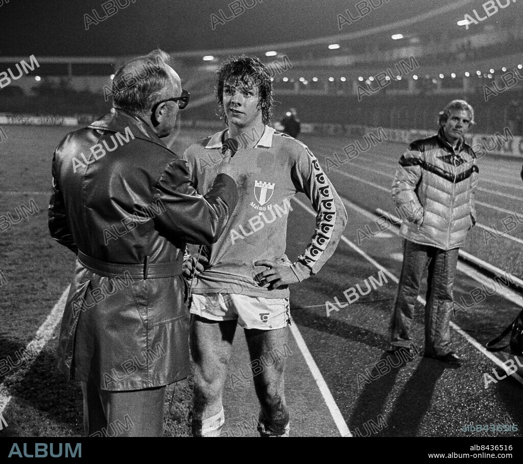 Malmö 19781101. Malmö FF i Europacupen 1978/1979. Målskytten Jan-Olov Kindvall intervjuas av Bengt Grive efter matchen mot Dynamo Kiev. I bakgrunden tränaren Bob Hougthon. Foto: Torbjörn Andersson / EXP / TT / Kod: 4 . ** AFTONBLADET OUT **.