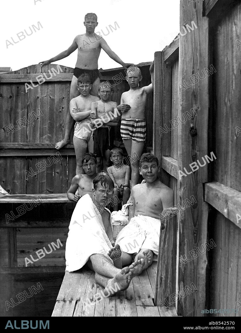 ARKIV 1915 . Stenungsö badhus. Pojkarna på bilden heter Ferdinand Lundqvist, Clas Bratt, Håkan Alsell, Rolf Tamm, Ivar Hedberg, Gösta Alsel, Stellan Hedberg och Henrik Bratt.. Foto: TT / Kod 1900.