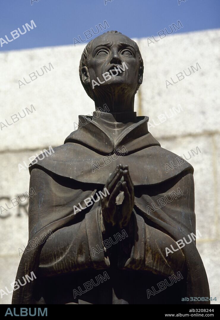 San Juan de la Cruz (Fontiveros,1542-Ubeda,1591) Religioso y escritor español, gran representante de la mística. Creador del colegio de Alcalá de Henares. Detalle del monumento al santo ubicado en la plaza del Corral de las Campanas. Fue realizado por el escultor E. Laiz. Avila. Castilla-León. España.