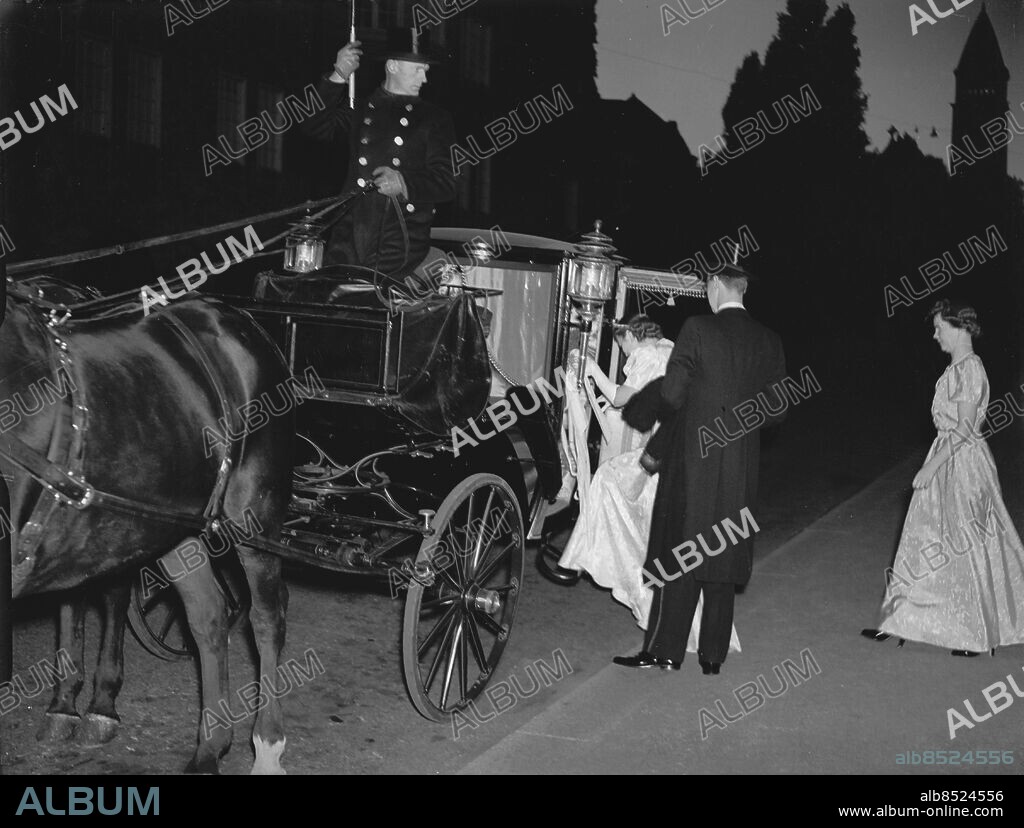 Göteborg oktober 1939. Oktoberbröllop. Många gifte sig i Göteborg i samband med Andra Världskrigets utbrott.. Foto: Kamerareportage *** Local Caption *** GP. KAMERAREPORTAGE.