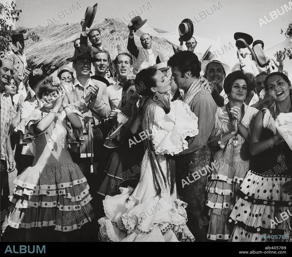 CARMEN SEVILLA y FRANCISCO RABAL en CAMINO DEL ROCIO, 1966, dirigida por RAFAEL GIL. Copyright CORAL P.C.