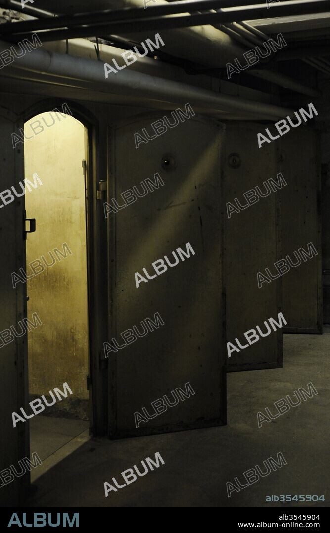 Centro de Documentación del Nacionalsocialismo. Museo Memorial de la Prisión de la Gestapo en la EL-DE House. Fundado en 1979. Fue la oficina central de la Policia Secreta del Estado (Gestapo) entre 1935 y 1945. Vista del sótano. Detalle del lugar donde, en 1943, se instaló una celda oscura de 2,4 metros cuadrados con un banco de piedra utilizada para interrogatorios donde los prisioneros eran golpeados y torturados. Colonia. Alemania.