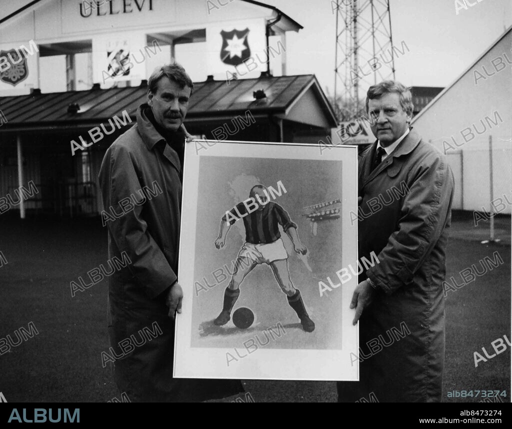 Göteborg 1992-12-13. Gunnar Gren - Gunnar Larsson och P-O Hansson utanför Gamla Ullevi med anledning av att Gunnar Gren ska bli staty *** Local Caption *** GP - Foto: Bengt Magnuzon. KAMERAREPORTAGE.