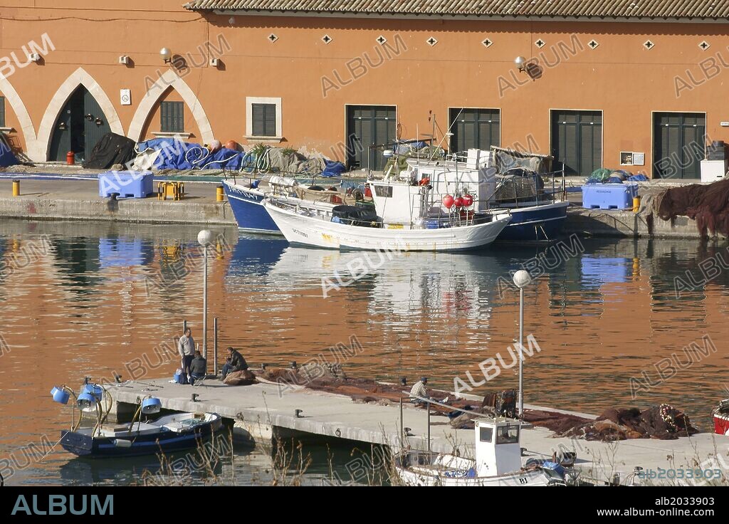 Puerto de Palma desde la terraza de la Lonja.La Llotja , siglo XV.Palma.Mallorca.Islas Baleares. España.