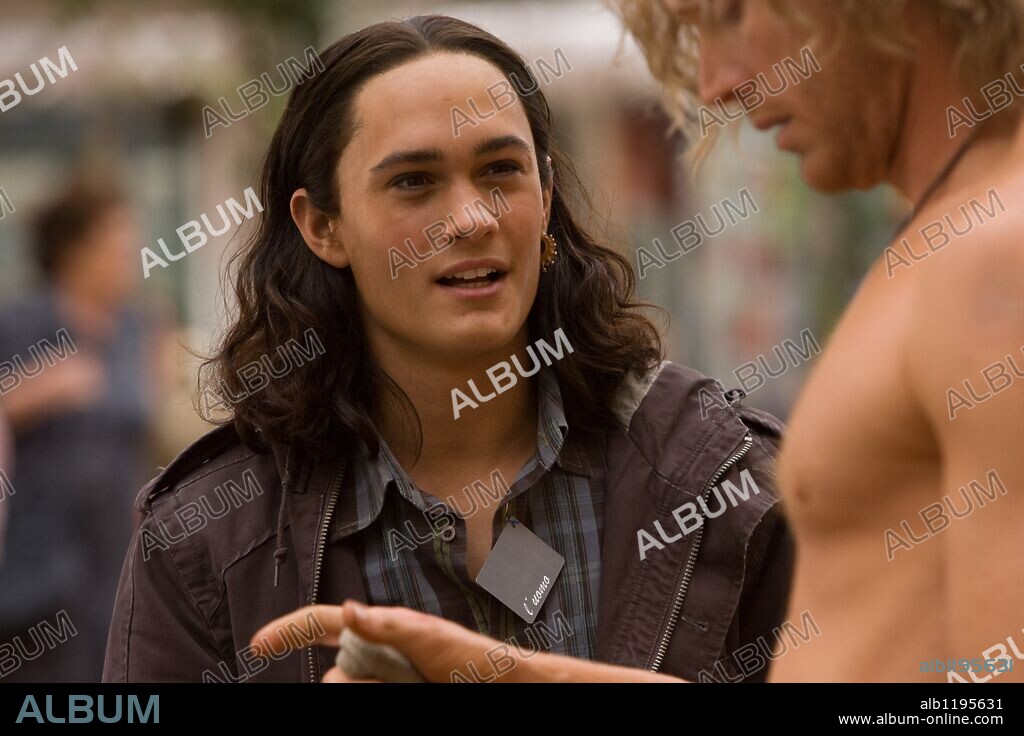 PAUL BETTANY and RAFI GAVRON in INKHEART, 2008, directed by IAIN SOFTLEY. Copyright NEW LINE CINEMA.