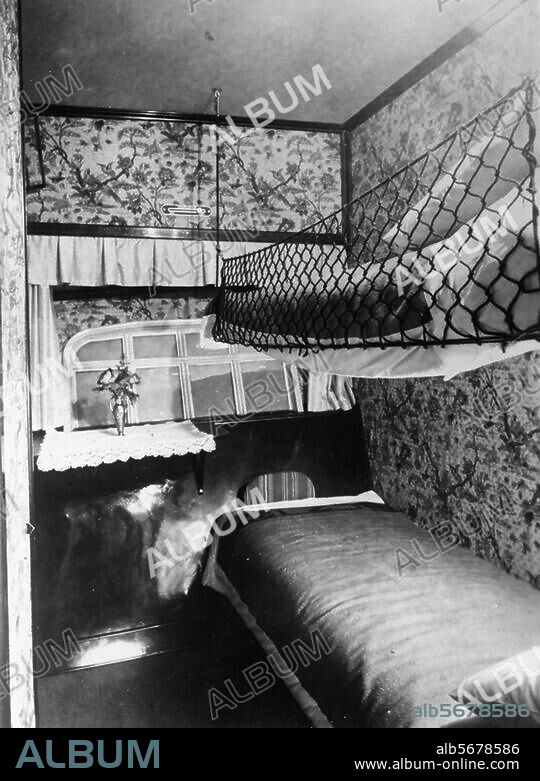 Transport:. Aviation / Airships. Interior of the airship "Graf Zeppelin" (LZ 127, 1928 model): sleeping cabin in the passenger nacelle. Photo.