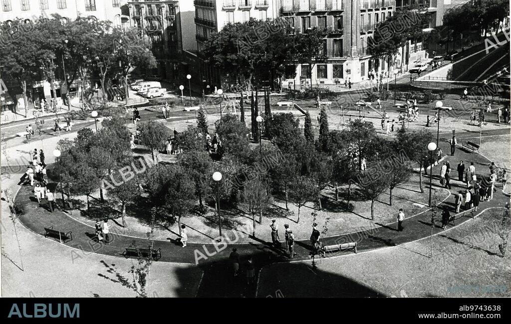 Madrid, 16/07/1977. Imagen de la Plaza de Olavide del barrio de Chamberí recién remodelada tras la demolición del antiguo mercado.