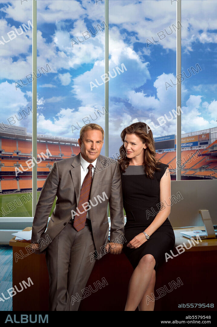 JENNIFER GARNER and KEVIN COSTNER in DRAFT DAY, 2014, directed by IVAN REITMAN. Copyright SUMMIT ENTERTAINMENT.