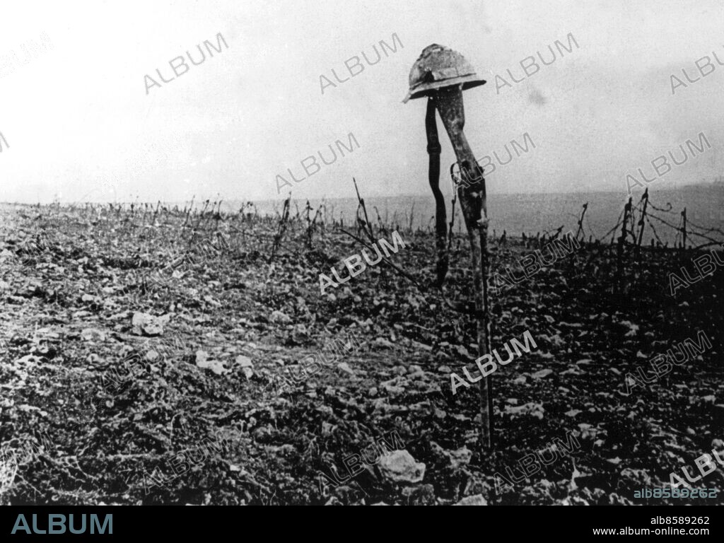 ARKIV 1916 - 100 år sedan 1:a världskriget.. Nästa år är det 100 år sedan första världskriget startade. Det var inte bara den första industriella masslakten, utan också den stora vattendelaren i den moderna historien. På gott och ont lever vi fortfarande i efterdyningarna av den tragiska världsbranden som kostade 9,7 miljoner soldater livet.. ---©SCANPIX SWEDEN, 1916.. Första världskriget - Slaget vid Verdun, Frankrike. Bilden visar en fransk soldats grav, markerad med en pinne med en upphängd soldathjälm.. Ödslighet. Saknad. Övergiven.. Foto: Scanpix. Code: 20360.