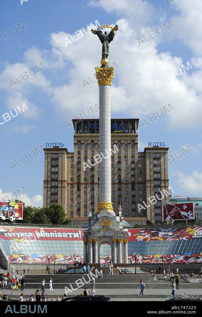 UCRANIA. KIEV (KYIV). Capital de la ciudad. Estatua de la Madre Ucrania, en lo alto de la Columma de la Independiencia, ubicada en el centro de la Plaza de la Independencia (Maidan Nesaleshnosti). Europa oriental.