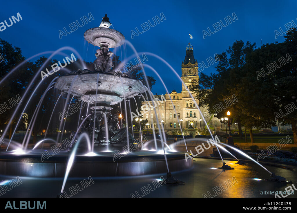 Fontaine de Tourny, Quebec City, Province of Quebec, Canada, North America.