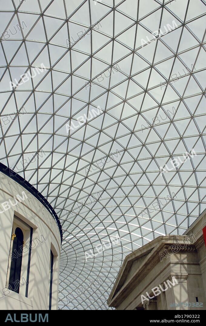 MUSEO BRITANICO. GRAN ATRIO DE ISABEL II ante una de las entradas a las colecciones. Inaugurado en el año 2000 y diseñado por el estudio de arquitectura de Norman FOSTER, tiene el techo de cristal y acero. Londres. Inglaterra. Reino Unido.