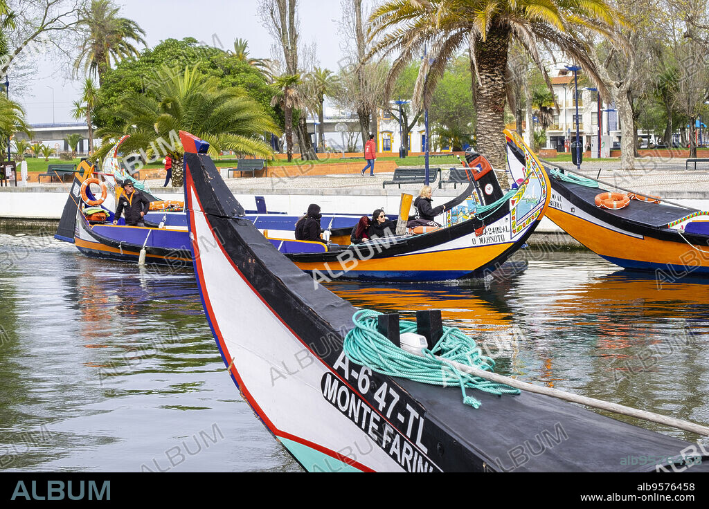 moliceiros en el Canal Central, Aveiro, Región Centro Portugal.