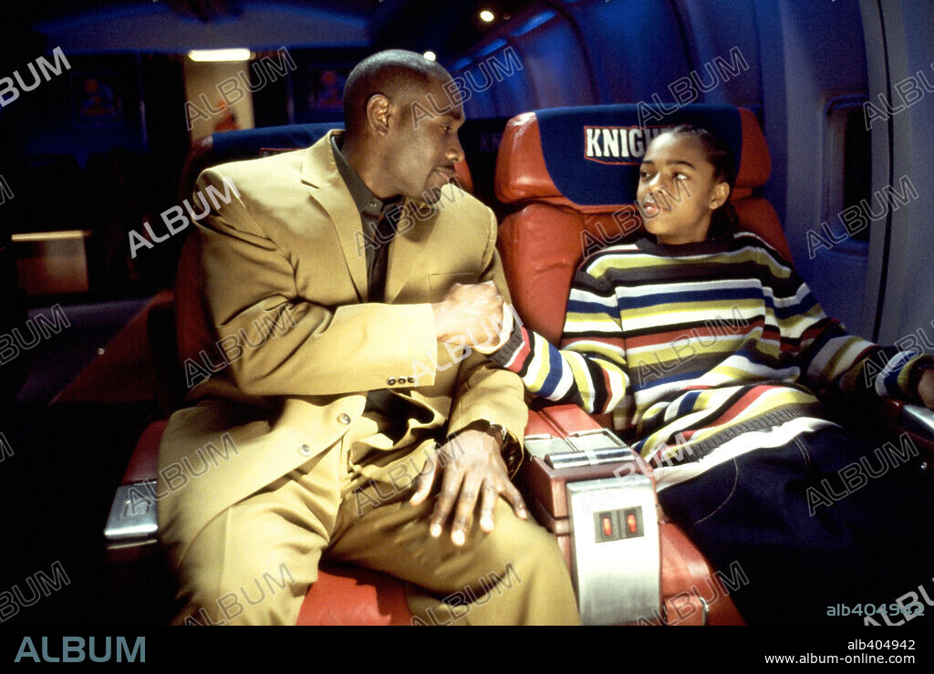 LIL' BOW WOW and MORRIS CHESTNUT in LIKE MIKE, 2002, directed by JOHN SCHULTZ. Copyright 20TH CENTURY FOX / BALDWIN, SIDNEY.