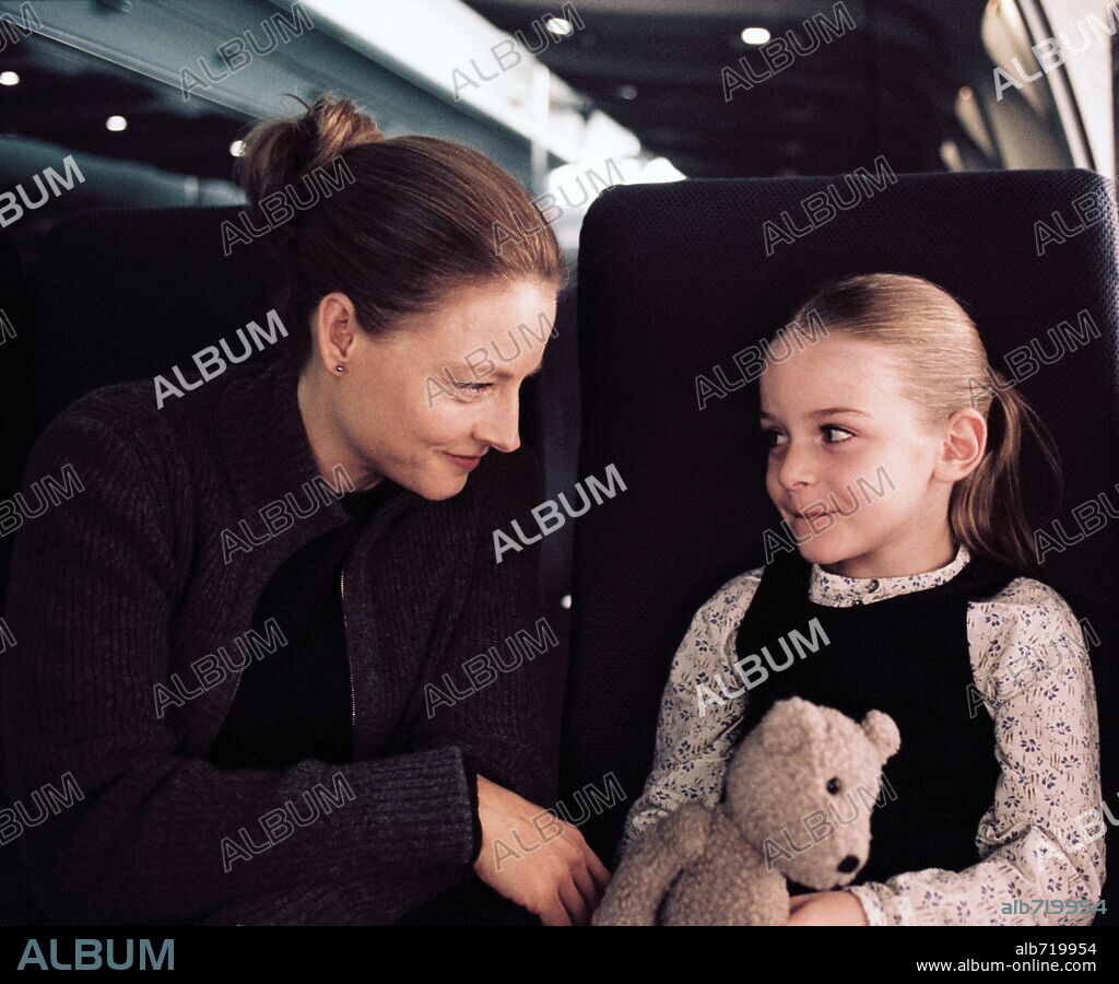 JODIE FOSTER and MARLENE LAWSTON in FLIGHTPLAN, 2005, directed by ROBERT SCHWENTKE. Copyright TOUCHSTONE PICTURES / BATZDORFF, RON.