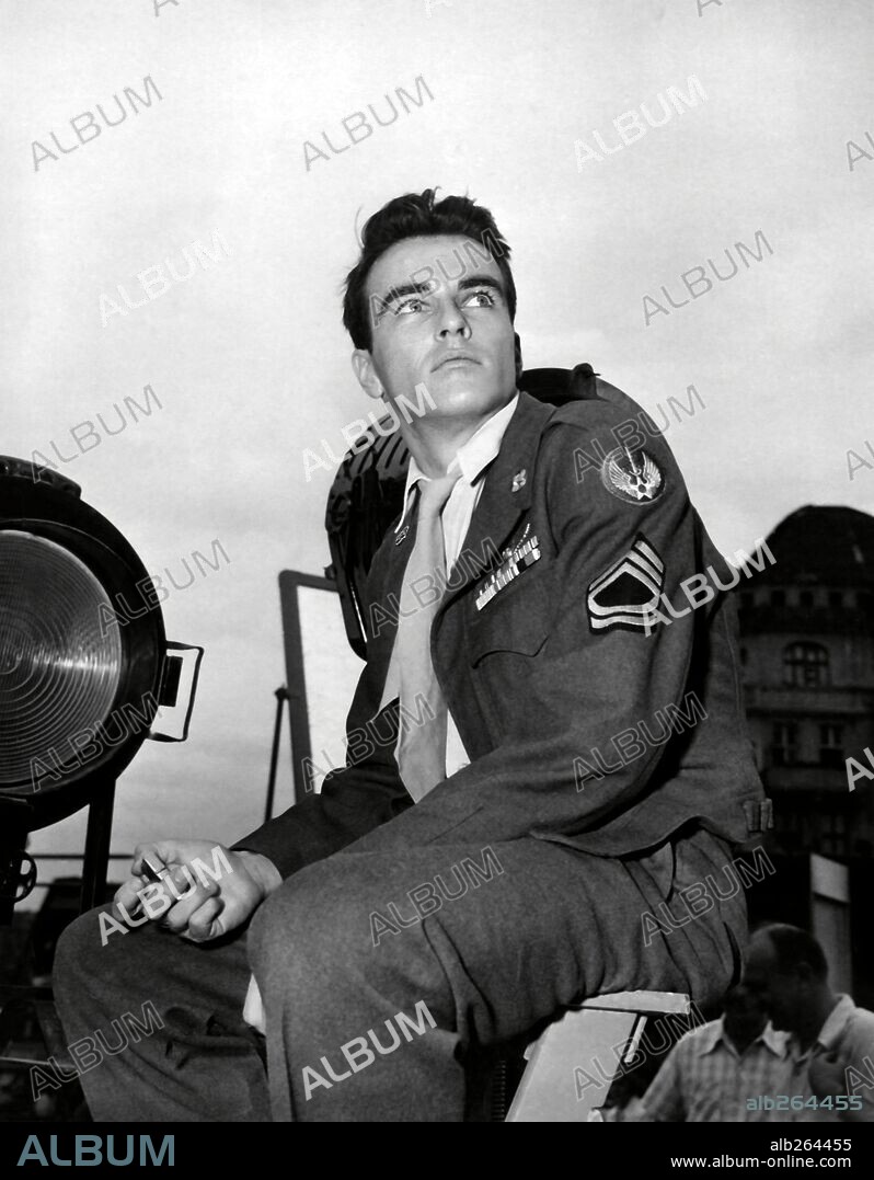 MONTGOMERY CLIFT in THE BIG LIFT, 1950, directed by GEORGE SEATON. Copyright 20TH CENTURY FOX.