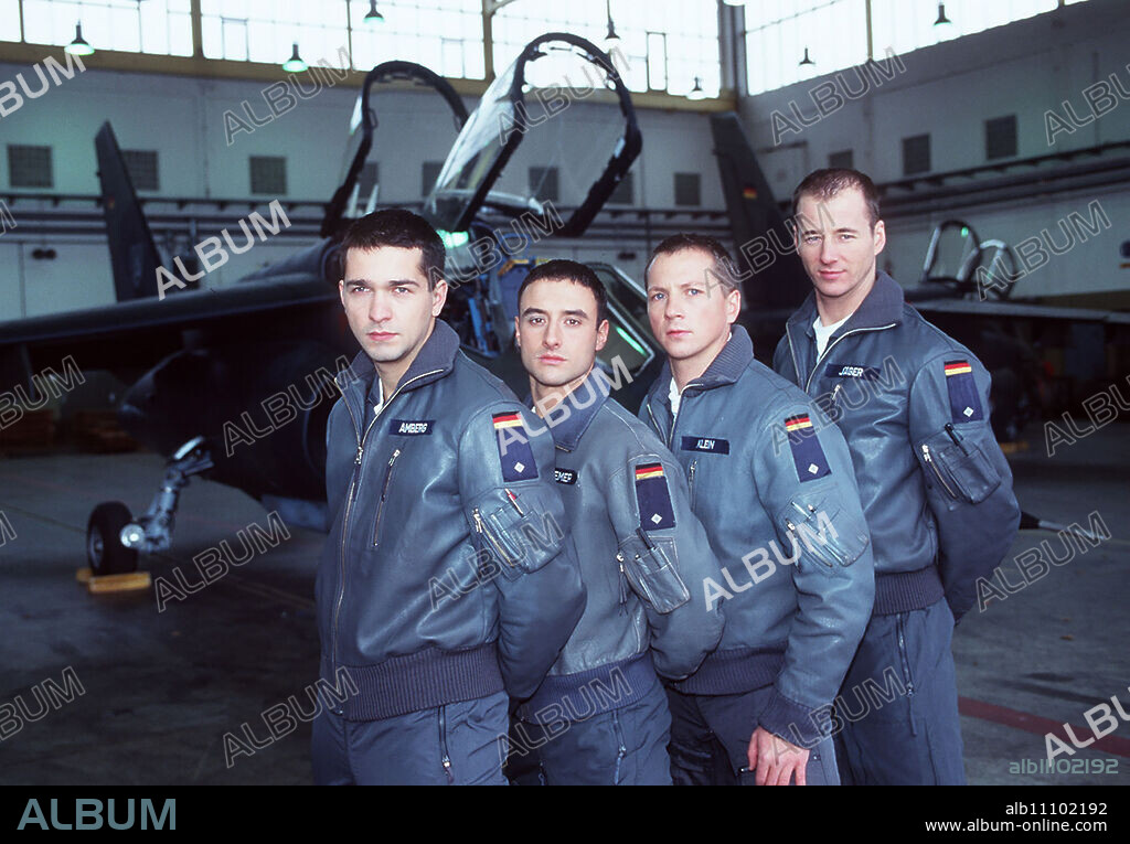 Frank, Robin, Phil and Ben have made it: After the first hurdle of the medical and psychological tests, they are accepted for pilot training. At an air force base in Texas, things get serious: fitness training, theory and simulator training. The big adventures await. Image: ANDREAS ELSHOLZ (Robin), GUNTHER GILLIAN (Ben), FRANK JORDAN (Philip), JIM BOEVEN (Frank) Director: Michael Kennedy aka. Pilot / Headline: JETS - LEBEN AM LIMIT: HIGH WATER / Germany 1998.