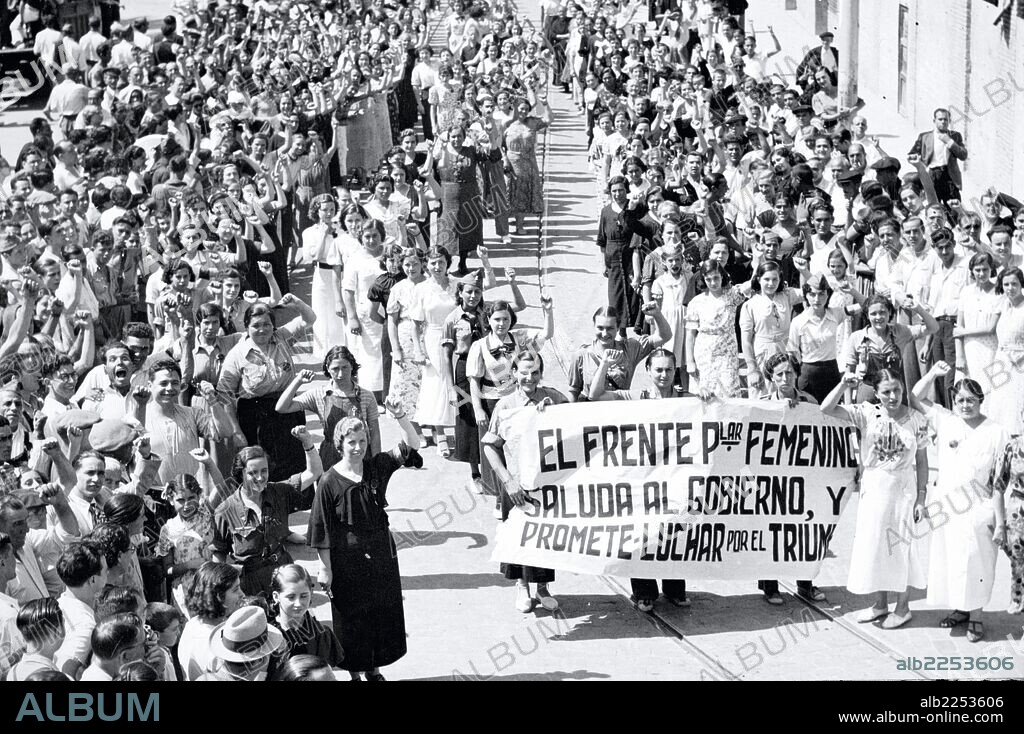 GUERRA CIVIL. ESPAÑA 1936-1939. DESFILE DEL FRENTE POPULAR FEMENINO EN VALENCIA , AÑO 1936.