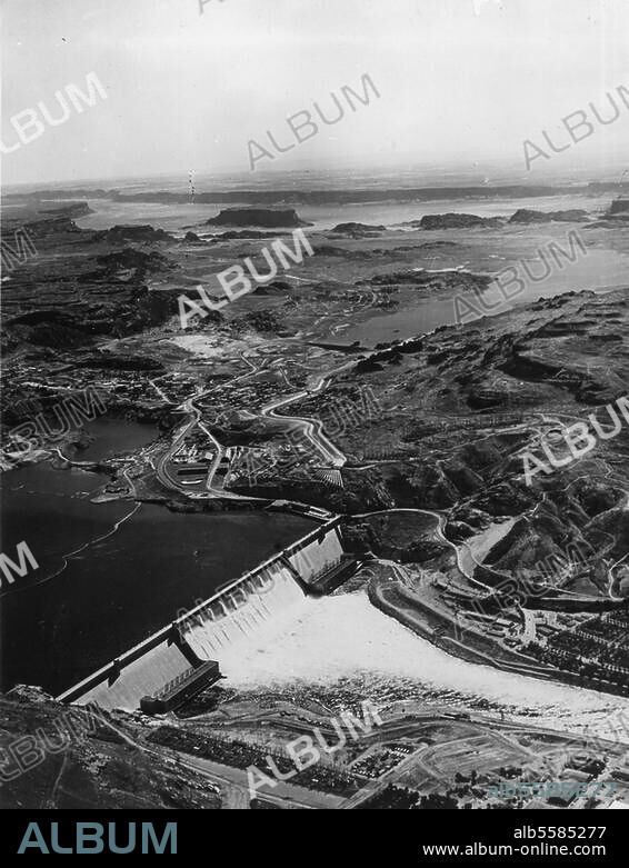 Grand Coulee Dam (Washington), Wasserkraftwerk. (Staudamm des Columbia River; erbaut 1933-42). Gesamtansicht mit den Städten Mason City und Coulee Dam; Hintergrund der durch den Damm entstandene Franklin D. Roosevelt-See. Foto, um 1950.