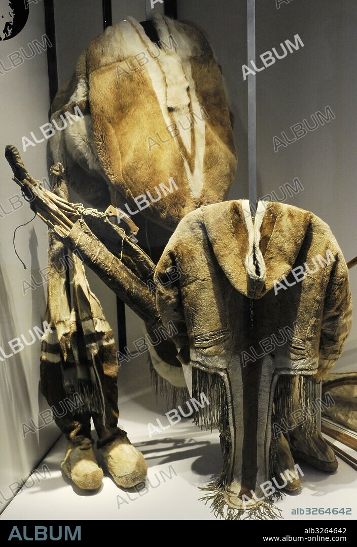 Pueblos esquimales. Inuit. Caza del caribú en primavera y otoño. Era importante ir con buena ropa preparada para el frío. Exposición de vestimentas y objetos esquimales. Museo de Historia (Historical Museum). Oslo. Noruega.