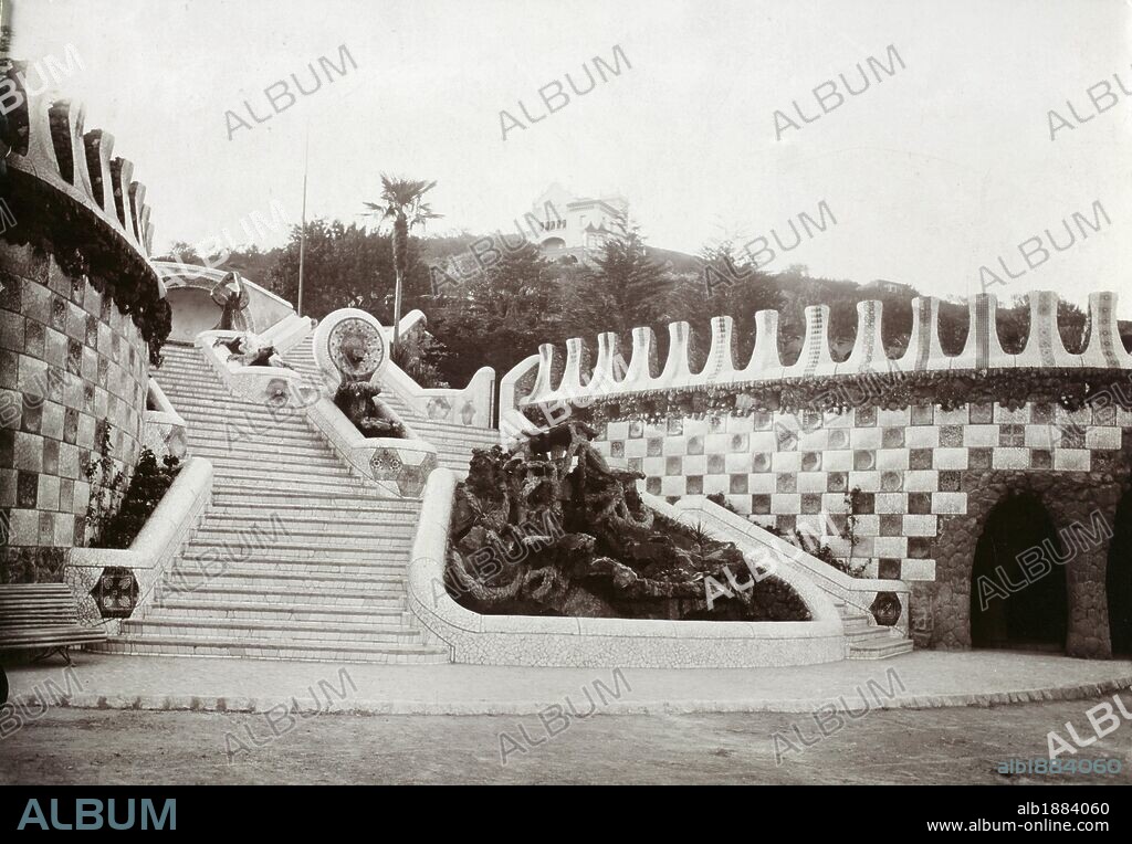 ESCALERAS DEL PARQUE GÜELL DE ANTONI GAUDI, FOTOGRAFIAS DE FIN DE OBRA. AUTOR DESCONOCIDO. (COLECCIÓN ASF IMAGEN DE FOTOGRAFIAS ANTIGUAS, PRINCIPIOS S. XX).
