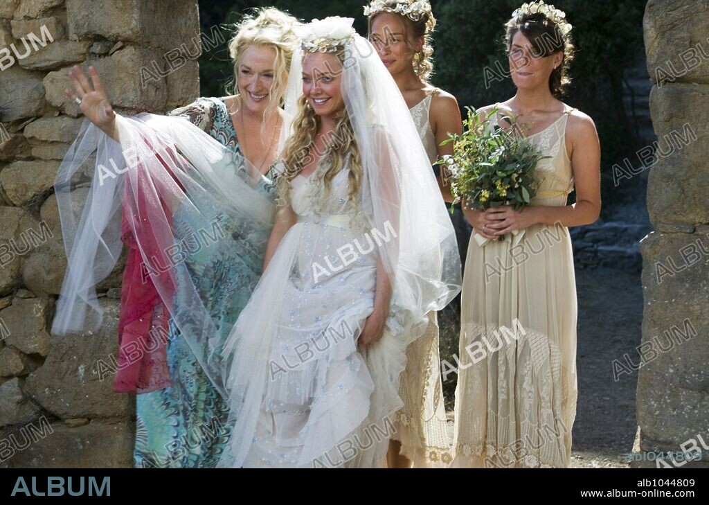 AMANDA SEYFRIED, ASHLEY LILLEY, MERYL STREEP und RACHEL MCDOWALL in MAMMA MIA!, 2008, unter der Regie von PHYLLIDA LLOYD. Copyright LITTLESTAR PRODUCTIONS/PLAYTONE / MOUNTAIN, PETER.