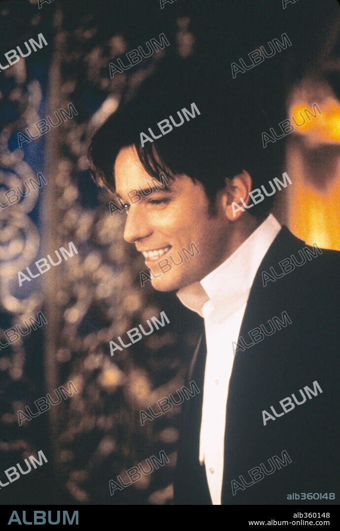EWAN McGREGOR en MOULIN ROUGE, 2001, dirigida por BAZ LUHRMANN. Copyright 20TH CENTURY FOX / ADLER, SUE.