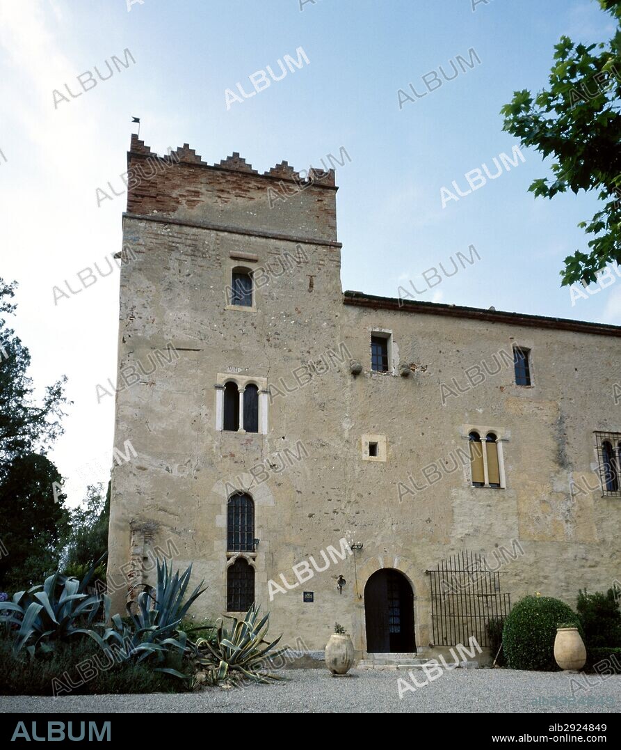 MONASTERIO DEL CAMP. Convento que según cuenta la leyenda fue fundado por Carlomagno. Consta de una iglesia de una sola nave del siglo XI, un convento de principios del X IV y el edificio conventual de los siglos XII-XIV. Vista exterior. Departamento de los Pirineos Orientales. Rosellón. FRANCIA.