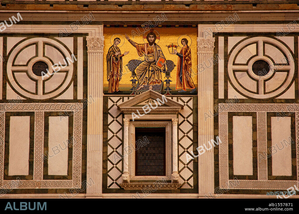 ARTE ROMANICO. ITALIA. IGLESIA DE SAN MINIATO AL MONTE. Detalle de la FACHADA con decoración geométrica de mármol. En su parte más alta, un mosaico del s. XIII con Cristo rodeado de la Vírgen y San Miniato. FLORENCIA. La Toscana.