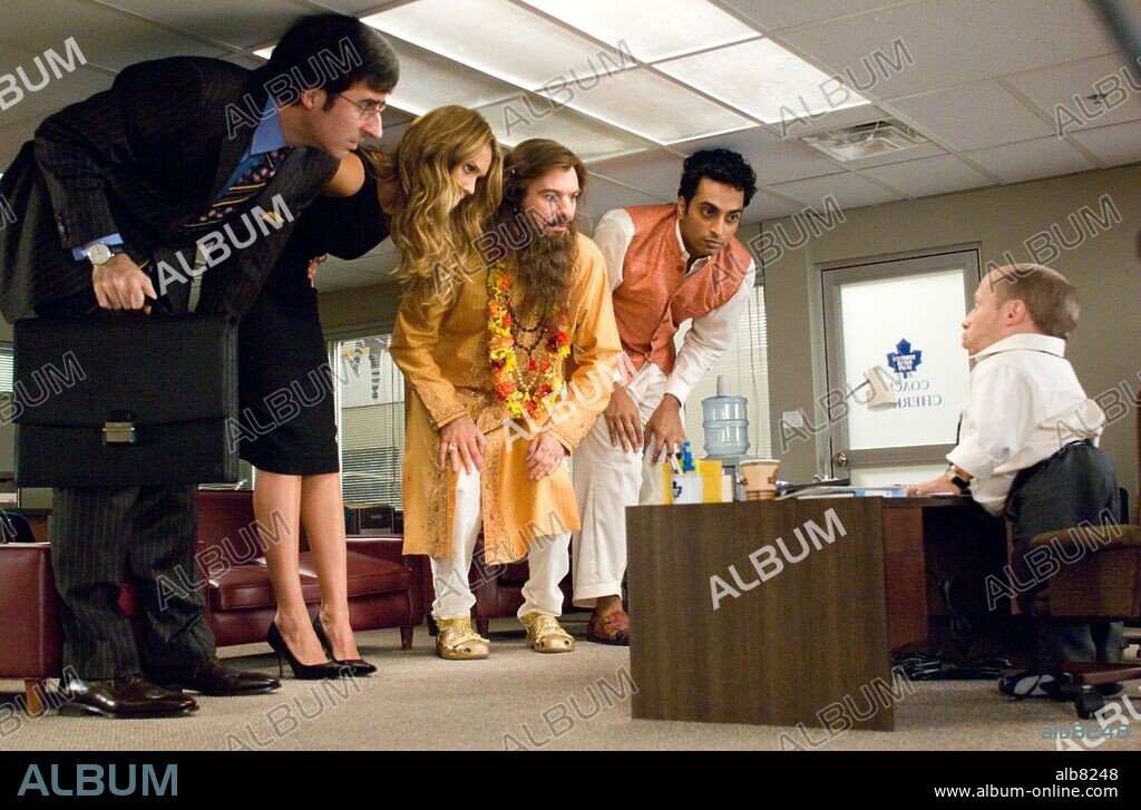 JESSICA ALBA, JOHN OLIVER, MANU NARAYAN, MIKE MYERS and VERNE TROYER in THE LOVE GURU, 2008, directed by MARCO SCHNABEL. Copyright PARAMOUNT PICTURES / KRAYCHYK, GEORGE.