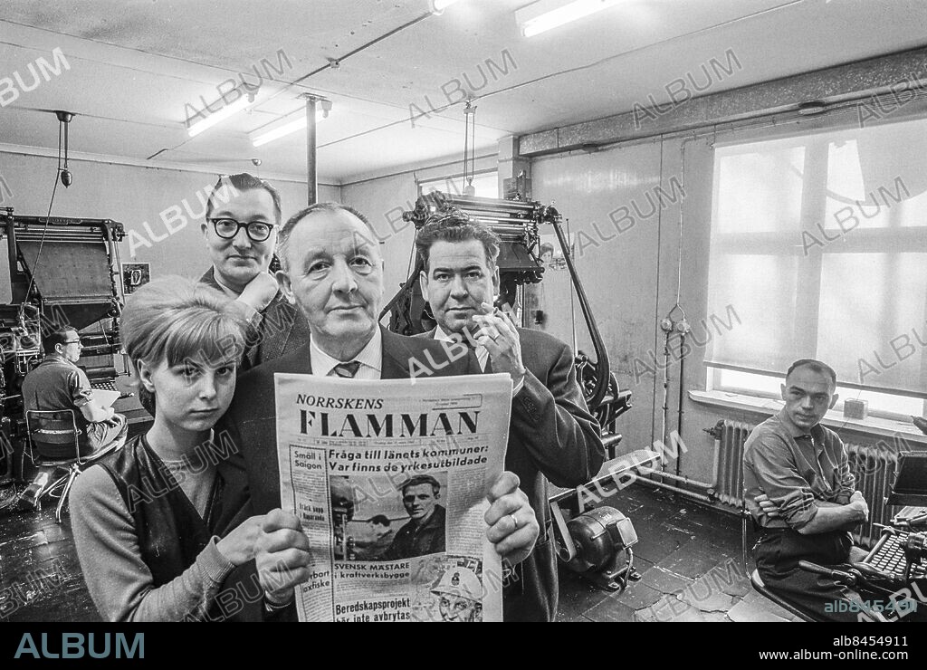 ARKIV LULEÅ 19650401.. Redaktionen på den kommunistiska tidningen Norrskensflamman. Runt chefredaktören Helmer Persson (med tidningen) står redaktionssekreteraren Curt Nilsson (t.h.), nattredaktören Alf Löwenborg och telefonmottagaren Margareta Eriksson. Foto: Ulf Stråhle / SVT / Kod: 5600. Reportage publ. i RiR 16/65 inför Rött fäste i norr. RiR 17638. sv/v neg.