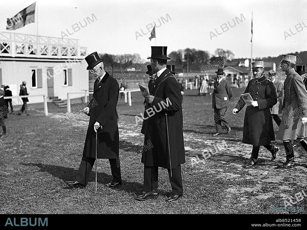 ARKIV 1927 . Kung Gustaf V och kronprins Gustaf Adolf anländer till Lindarängen för att titta på en miltäruppvisning.. Swedish king Gustaf V and the crown prince Carl Gustaf. Foto: TT / Kod 1900.