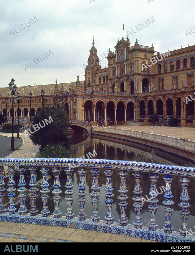 ANIBAL GONZALEZ ALVAREZ-OSORIO. VISTA DE LA ZONA CENTRAL DESDE UN PUENTE - FOTO AÑOS 70.