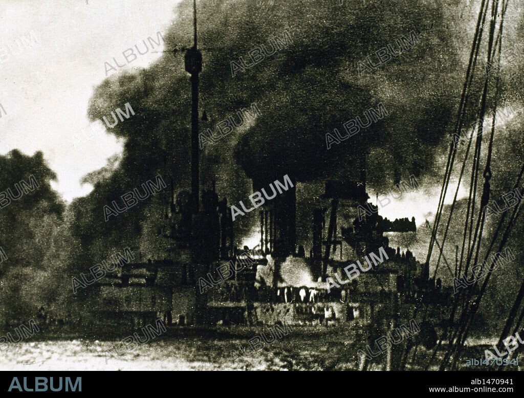 BATALLA DE JUTLANDIA o de Skagerrak. Principal combate de la I Guerra Mundial, entre la flota británica y la alemana, ocurrido el 31 de mayo de 1916. El buque alemán Seydlitz en llamas.