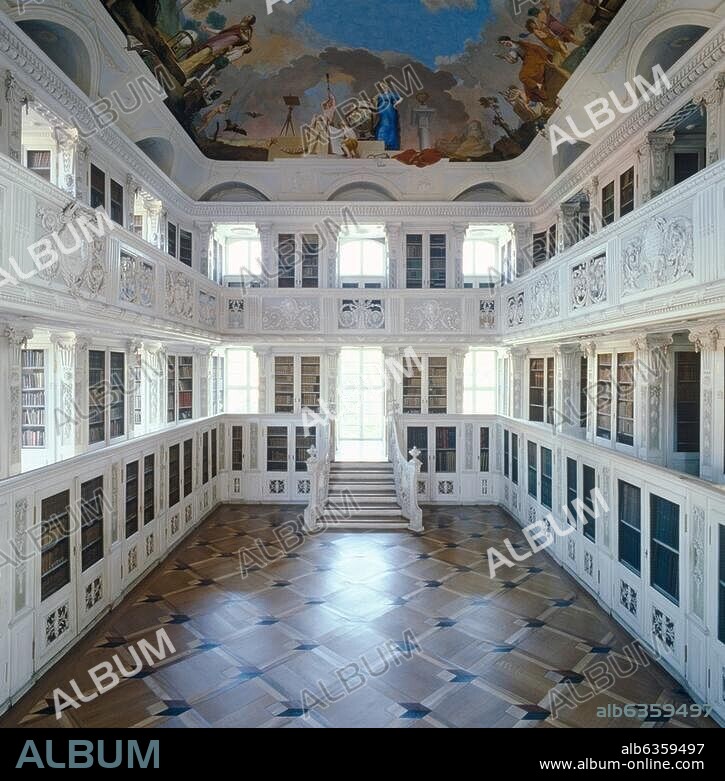 Amorbach, ehemalige Beneditkinerabtei, Bibliothek (fertiggestellt 1795, frühklassizistisch). Odenwald (Deutschland, Bayern, Unterfranken). Amorbach, former Benedictine abbey, the library (building finished 1795, early classicism style). Germany, Bavaria, Lower Franconia, Odenwald. Amorbach, Bayern, Deutschland.