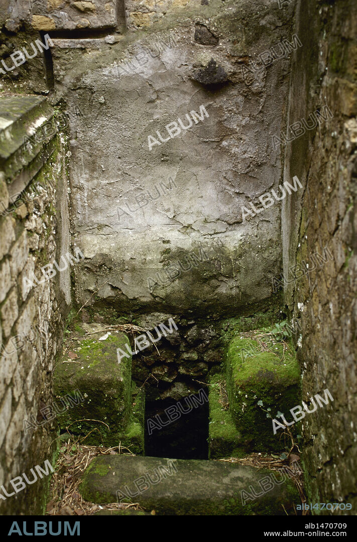 ARTE ROMANO. ITALIA. Detalle de una antigua LETRINA romana. POMPEYA. La Campania.