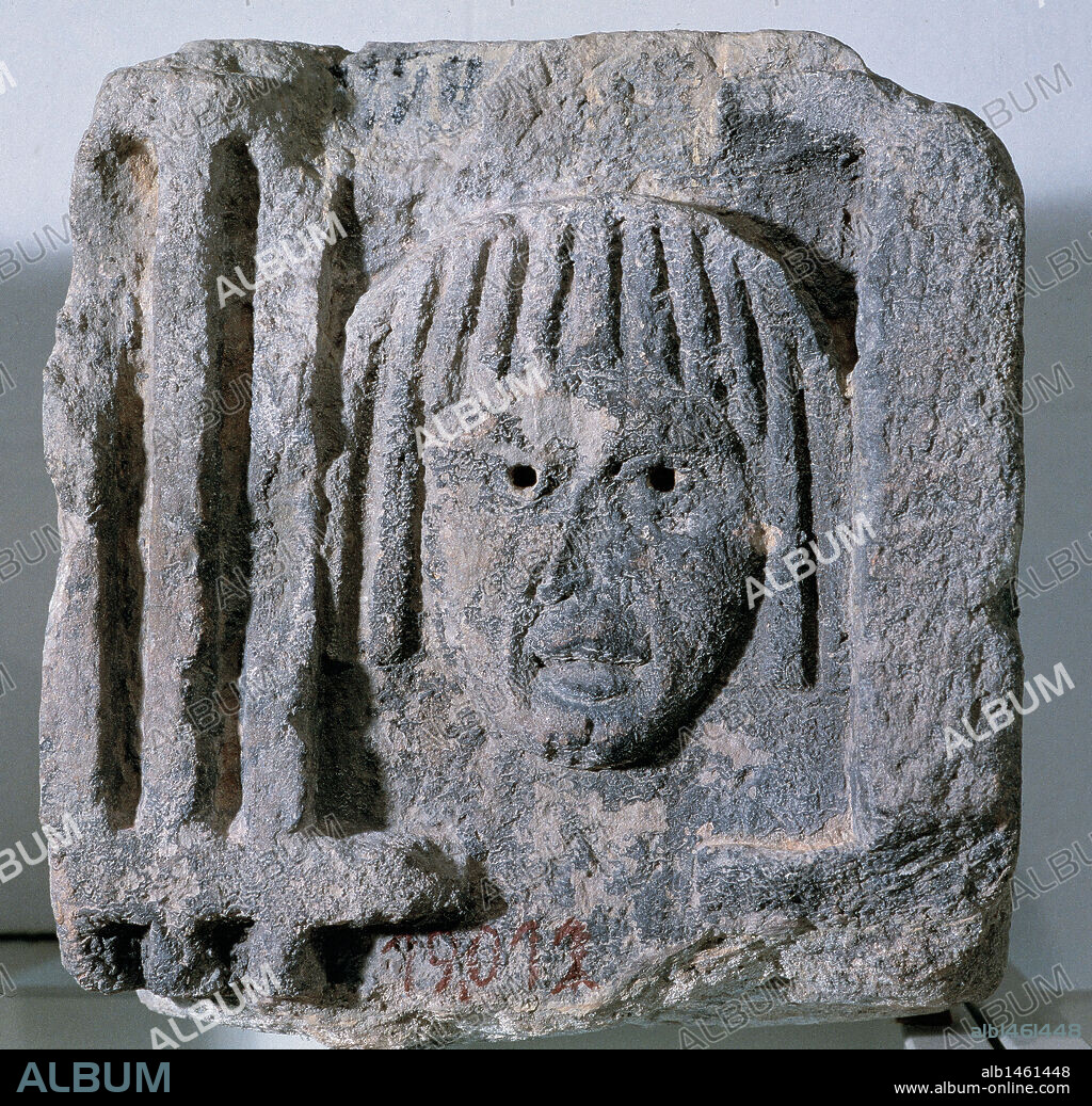 ARTE ROMANO. ESPAÑA. Friso dórico con metopas y tríglifos. Detalle con la representación de una máscara trágica. Siglo I. Piedra arenisca. Procedente de Montjuic, Barcelona. Museo Arqueológico de Cataluña. Barcelona.