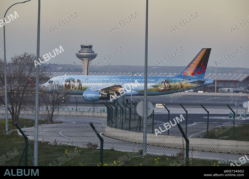 Madrid, 03/02/20.  Aeropuerto Adolfo Suarez Madrid Barajas. Rodaje de Aeronaves por las Pistas con la torre de la T4 al Fondo. Avión de Brussels Airlines. Archdc. Foto: Guillermo Navarro.